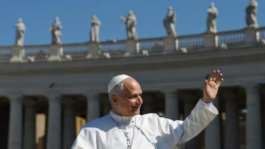 Imagem papa leao xiv acena em praca de sao pedro antes da audiencia geral em 2026 do artigo Leão XIV reforça respeito às normas da liturgia