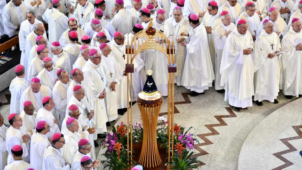 Imagem bispos ao redor do altar central durante Consagracao a Nossa senhora Aparecida em 2026 do artigo “Maria, Mãe da Esperança”: bispos contam como nasceu sua devoção
