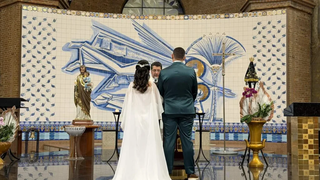Imagem casal taina e leonardo casando na capela sao jose do artigo Um “sim” na Casa da Mãe