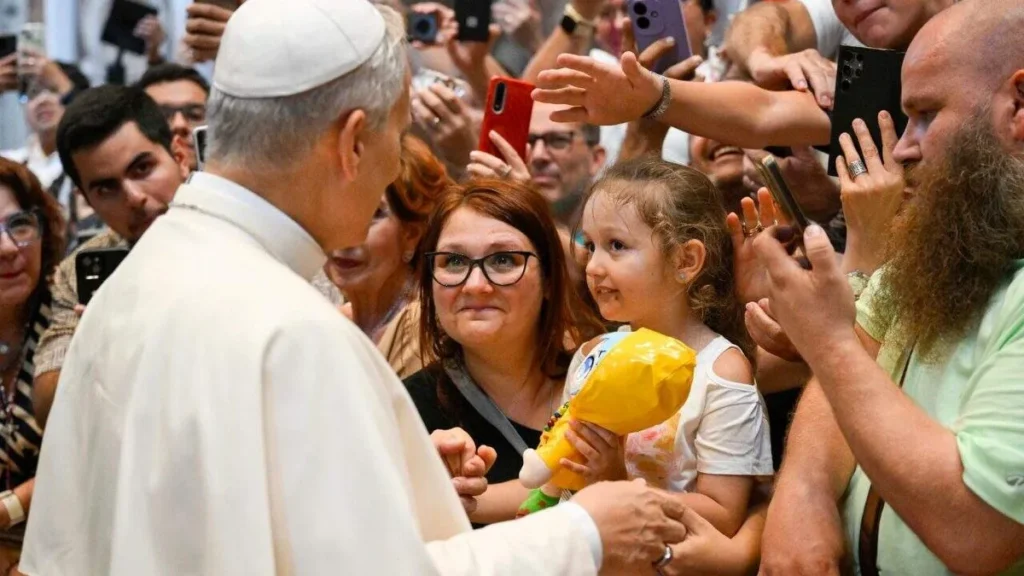 Imagem papa encontra familias no vaticano do artigo Papa Leão XIV envia mensagem exclusiva ao Simpósio das Famílias em Aparecida