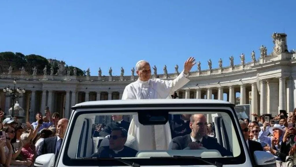 Imagem papa leao xiv no papamovel em audiencia geral em 2026 do artigo Leão XIV explica a Sacrosanctum Concilium em Audiência Geral