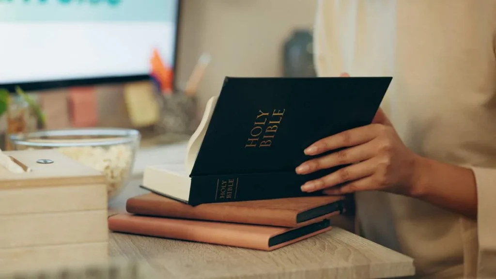 Imagem mulher com a biblia e cadernos na mesa do artigo Caminhando para um novo semestre, um novo Kairós
