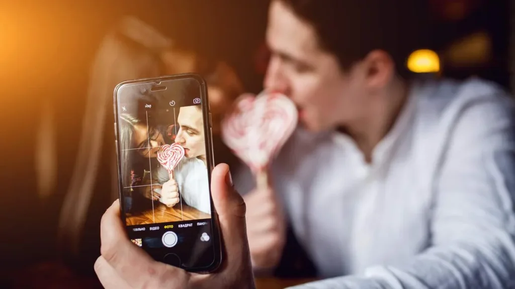 Imagem Casal postando foto em rede social no dia dos namorados do artigo Amor em tempos de redes sociais é tema do “Sou de Fé”