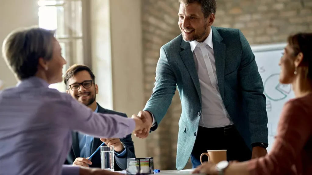 Imagem Dois homens negociando em um ambiente corporativo do artigo Planejamento e diálogo: os pilares de uma boa negociação