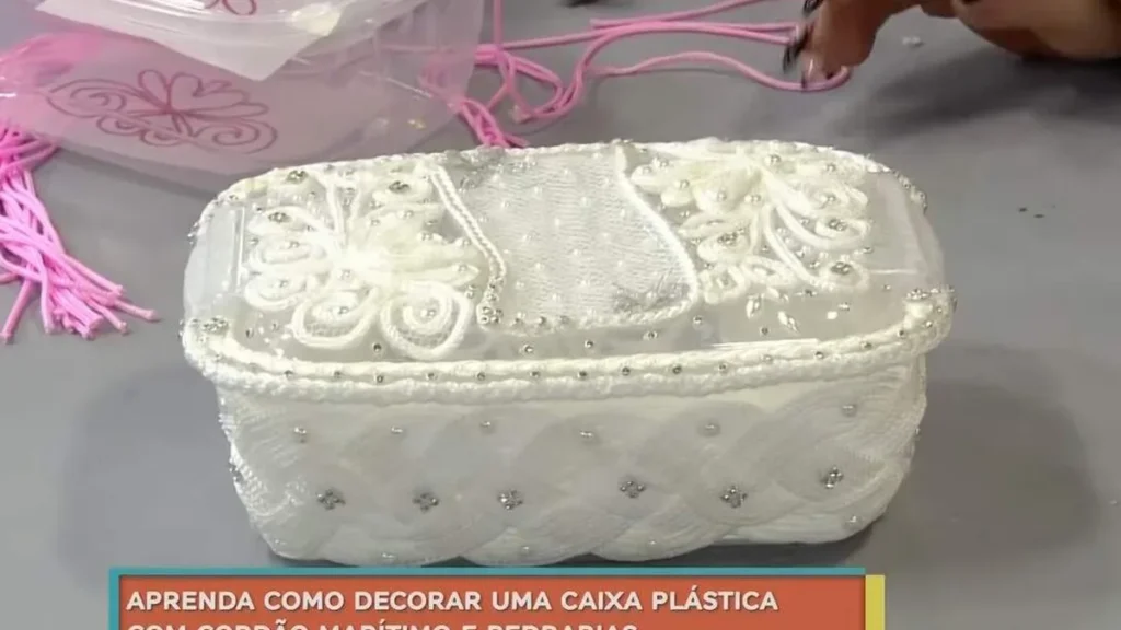 Imagem Faca Voce Mesmo do artigo Saiba como personalizar uma caixa de plástico para deixar linda e útil
