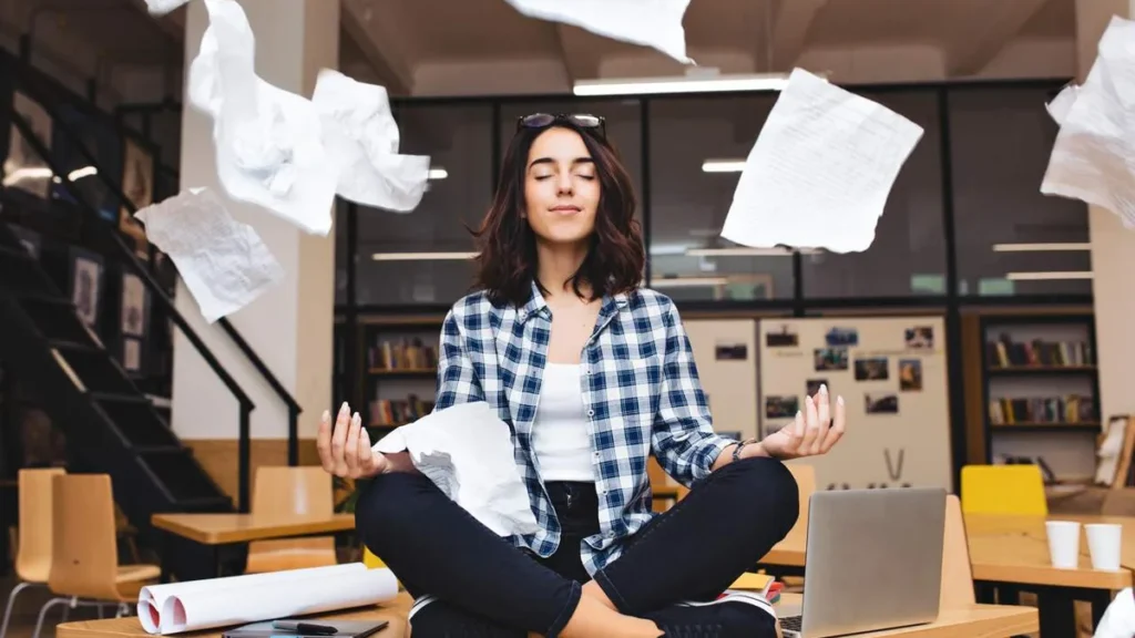 Imagem Mulher meditando no ambiente de trabalho