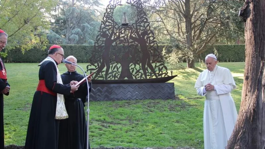 Imagem com o papa francisco na inauguracao do monumento em louvor a aparecida no vaticano foto matheus andrade do artigo 8 anos da homenagem a Nossa Senhora Aparecida no Vaticano