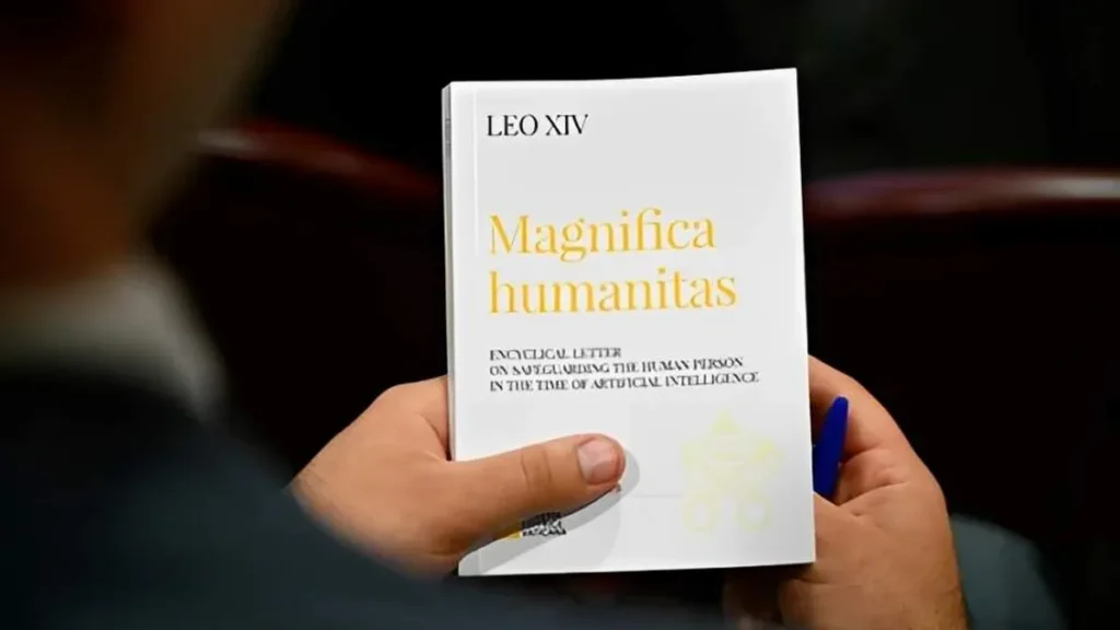 Imagem sacertote segura nas maos um exemplar da enciclica magnifica humanitas