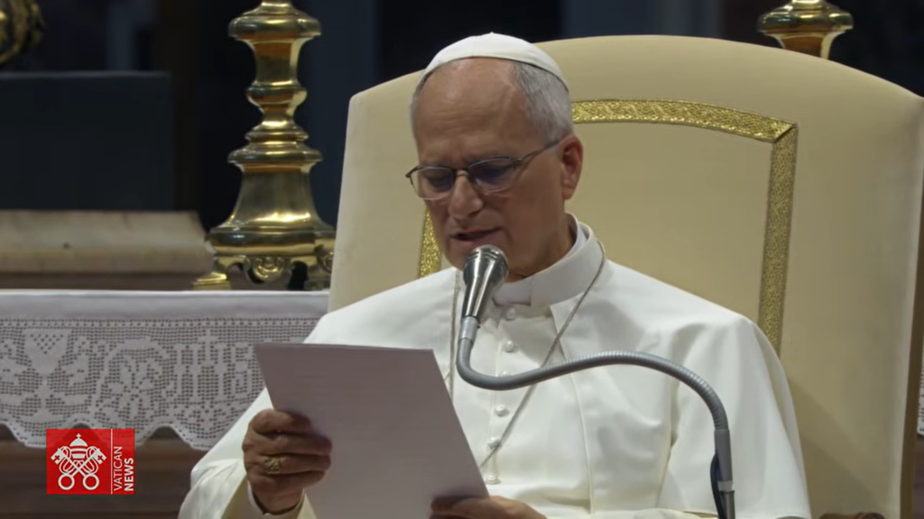 Papa Leão XIV lê discurso ao microfone durante Audiência Geral