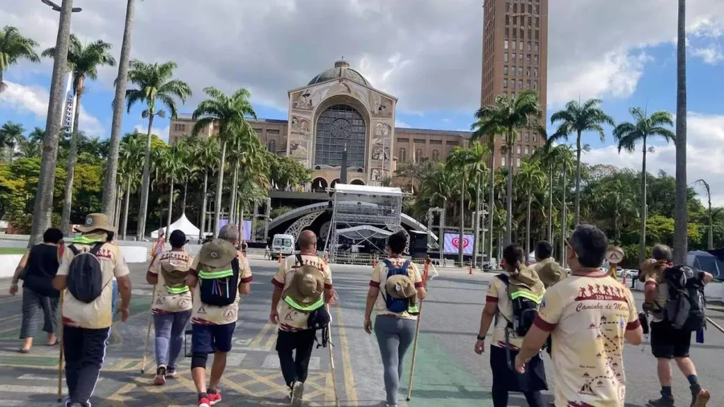 Imagem peregrinos chegando ao santuario nacional do artigo Caminhos de peregrinação e esperança à Casa da Mãe Aparecida
